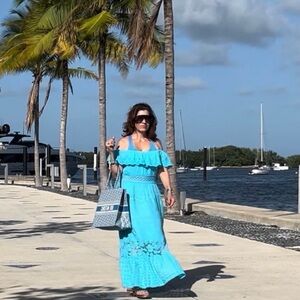 Italian dress linen off the shoulder if u want Never used no tags